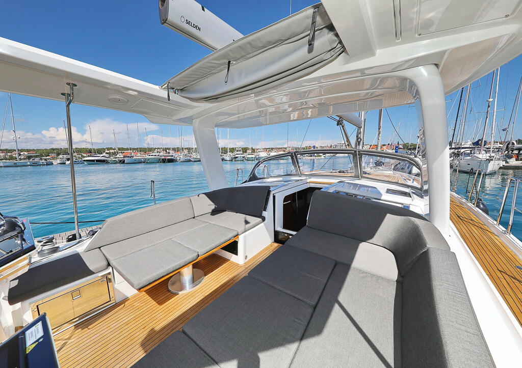 Sailing yacht 