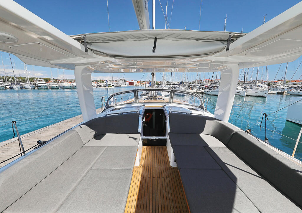 Sailing yacht 