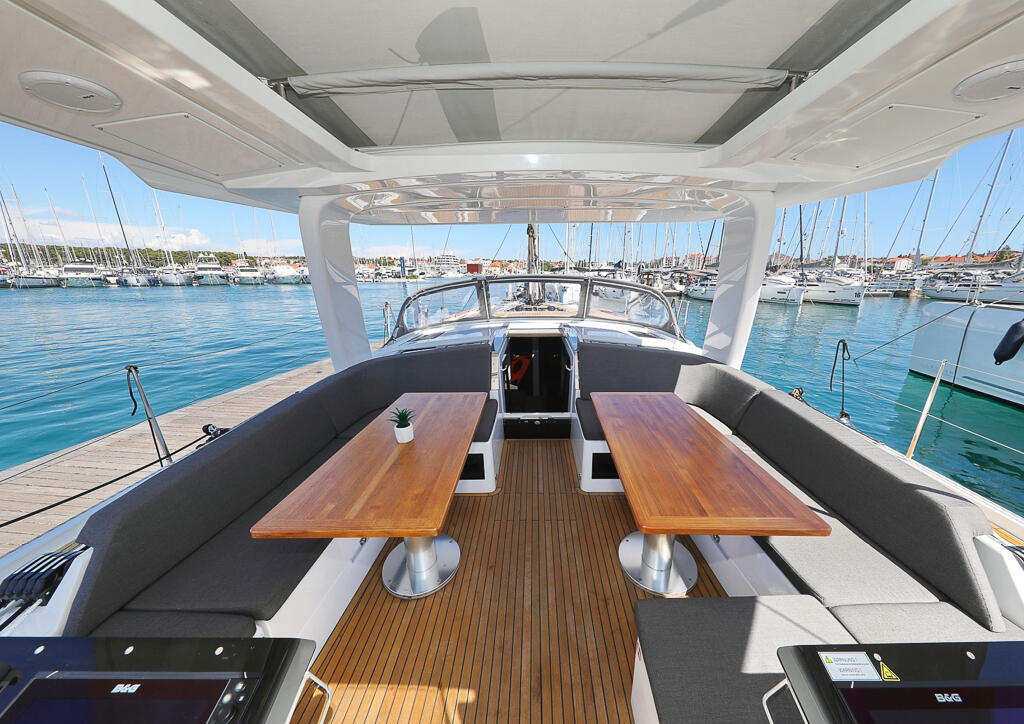 Sailing yacht 