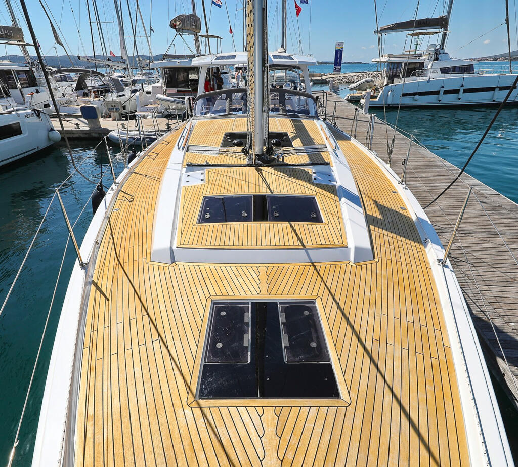 Sailing yacht 
