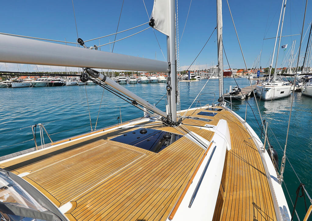 Sailing yacht 