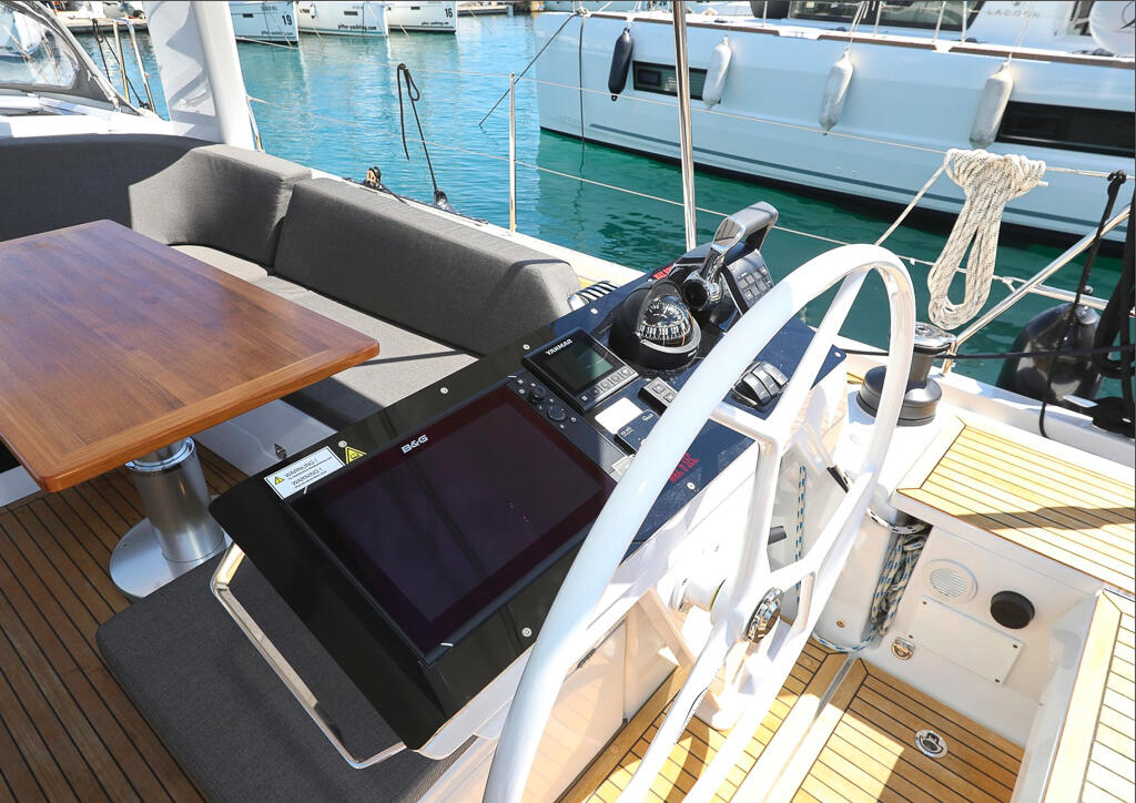 Sailing yacht 