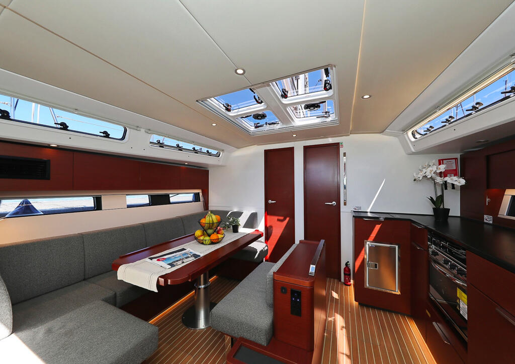 Sailing yacht 
