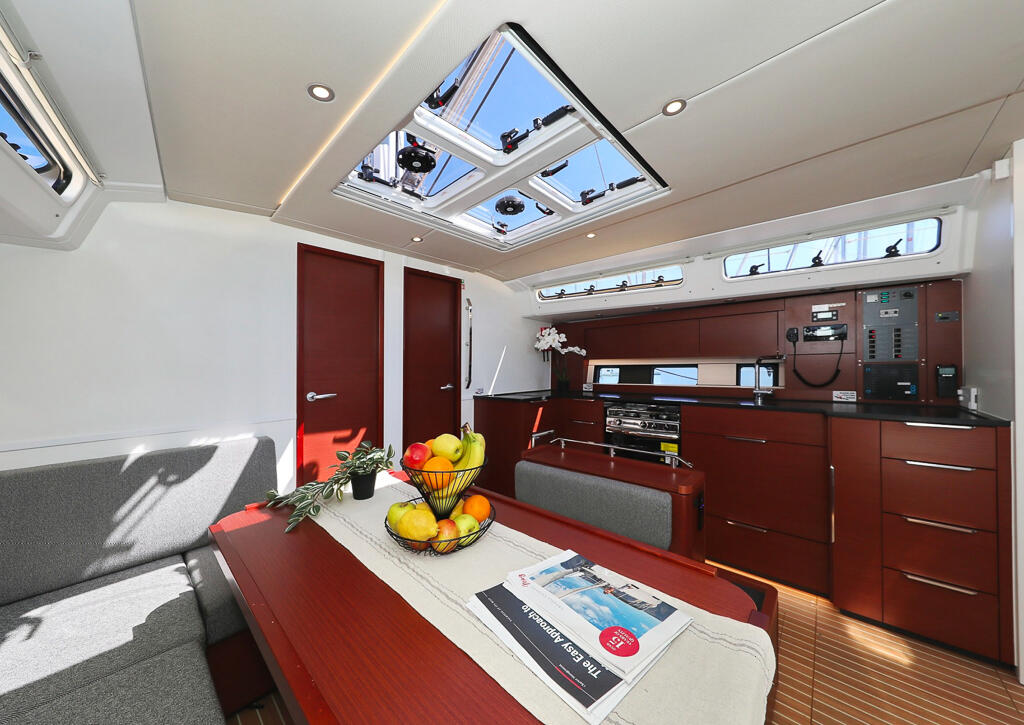 Sailing yacht 