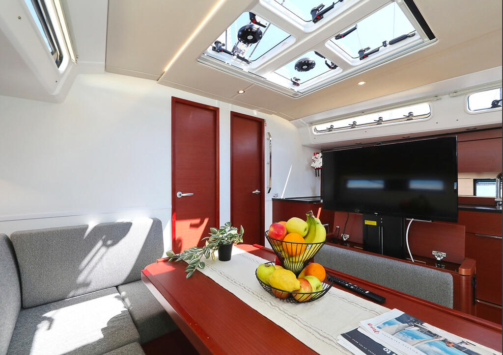 Sailing yacht 