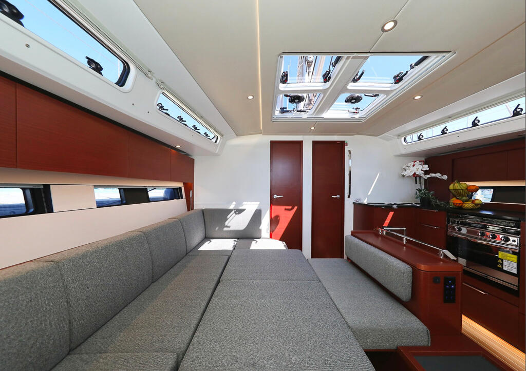 Sailing yacht 