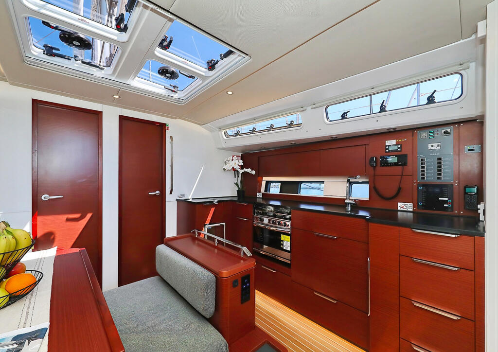 Sailing yacht 