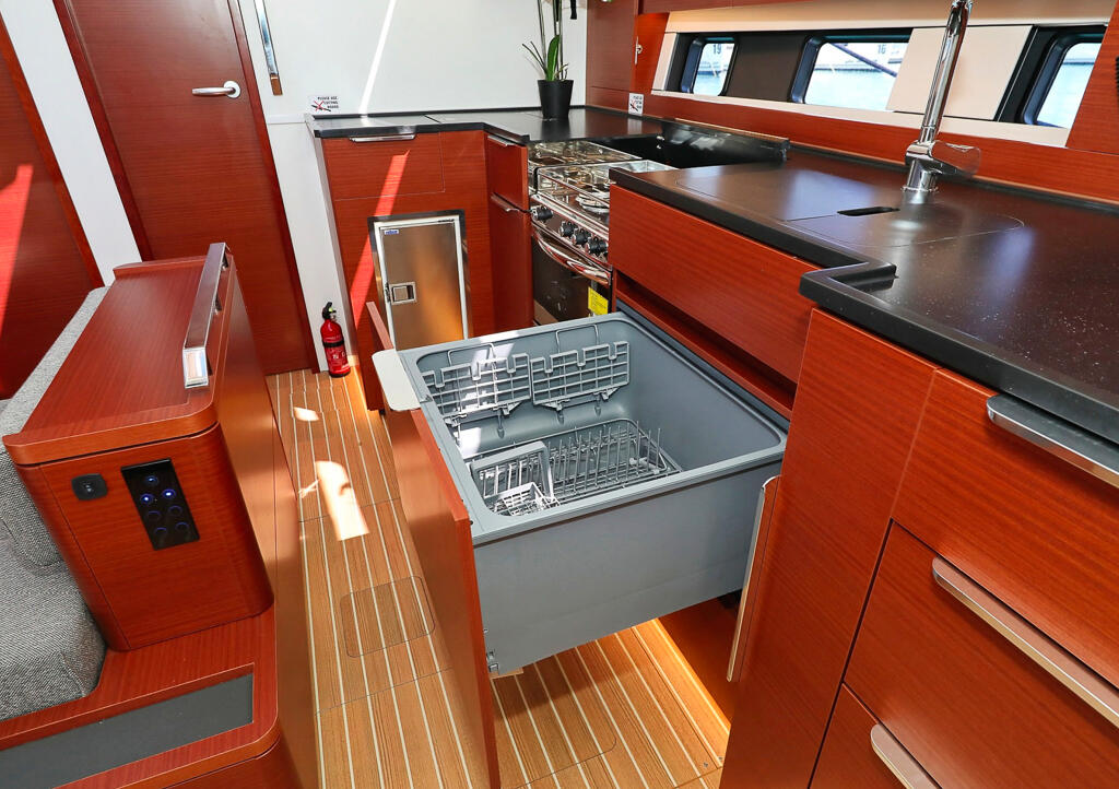 Sailing yacht 
