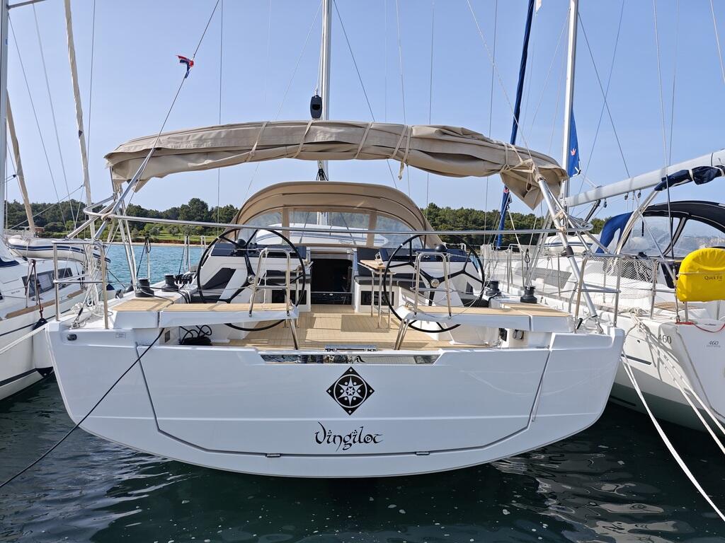 Sailing yacht 