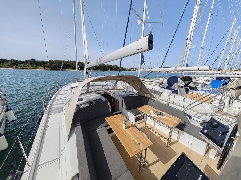 Sailing yacht 