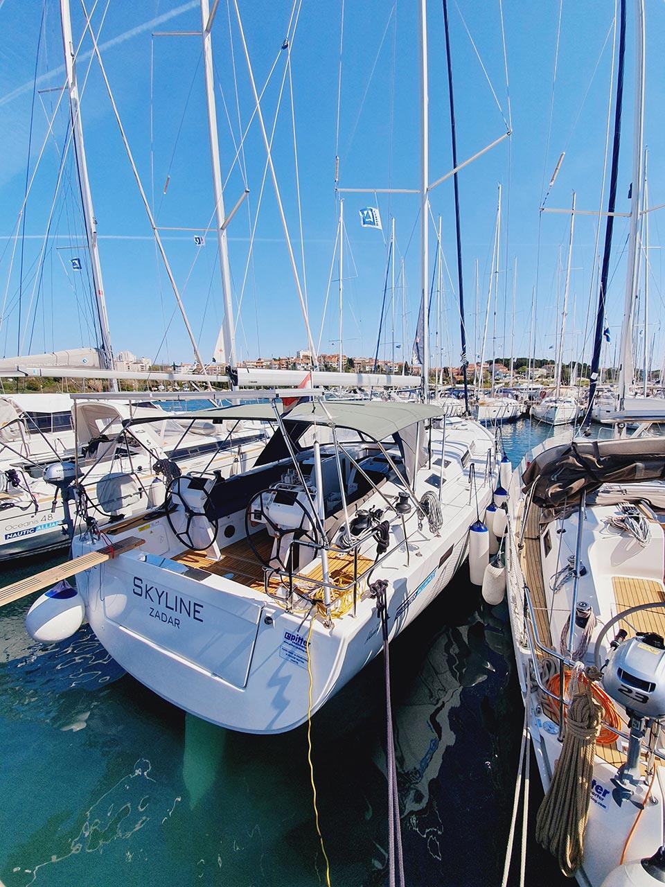 Sailing yacht 