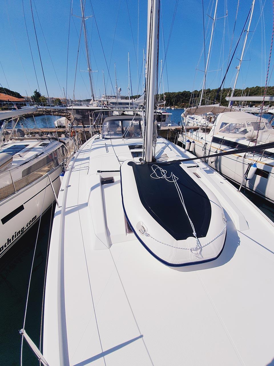Sailing yacht 