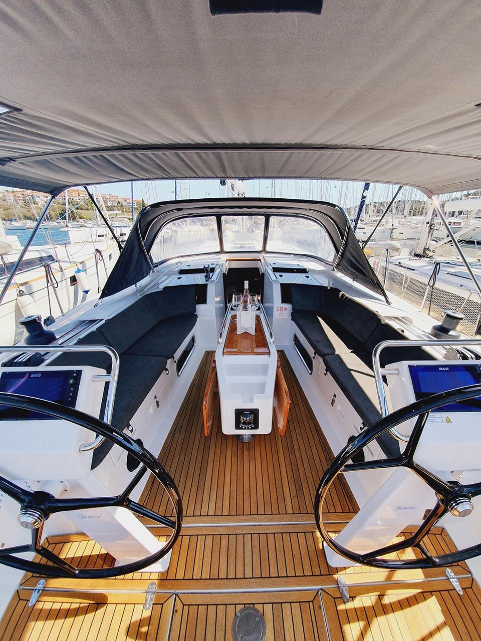 Sailing yacht 