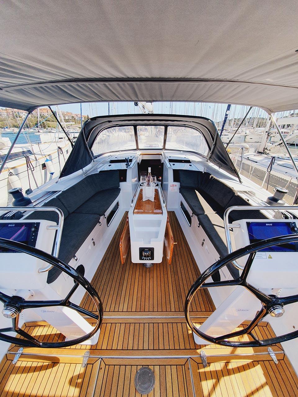Sailing yacht 