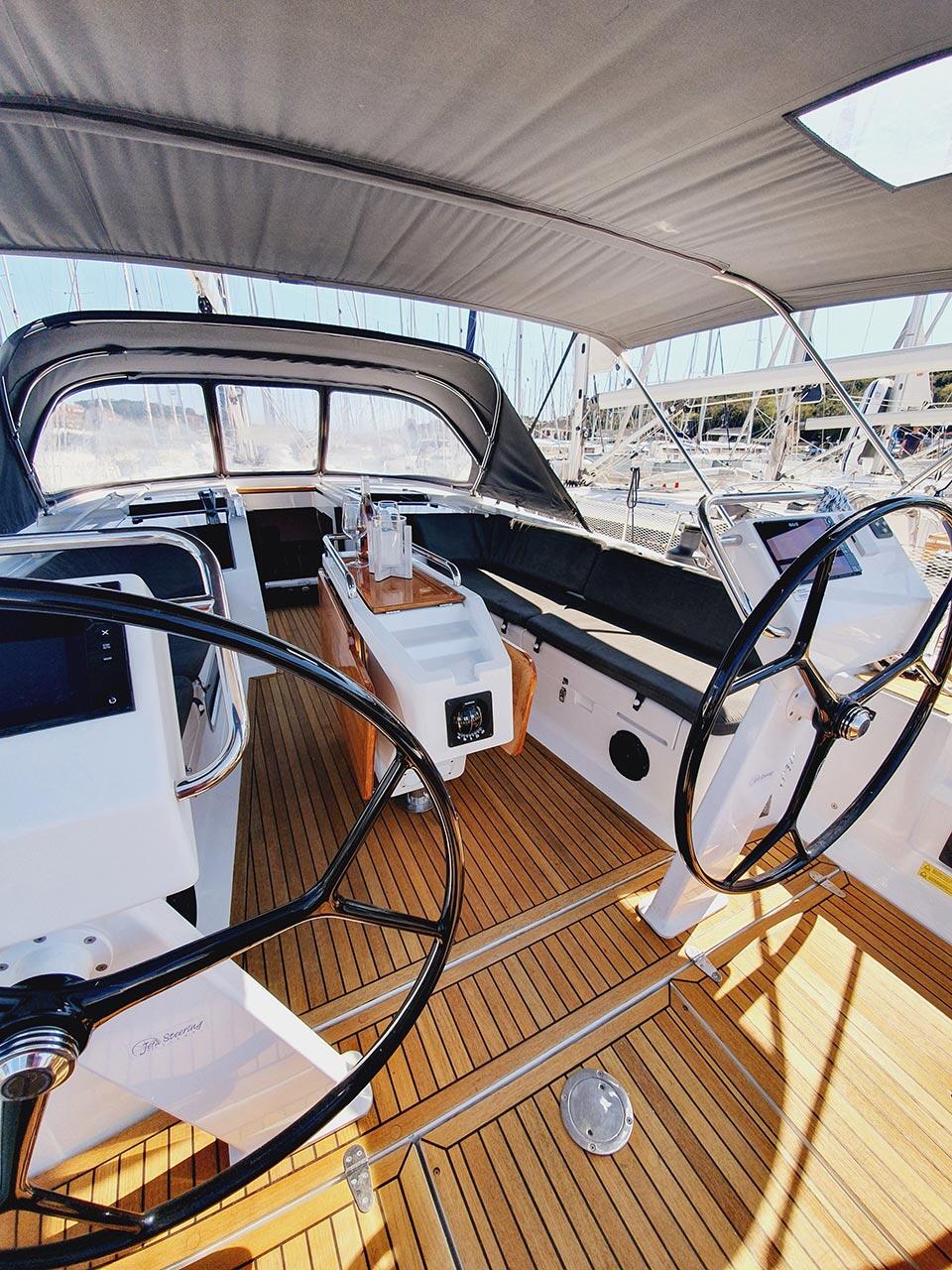 Sailing yacht 