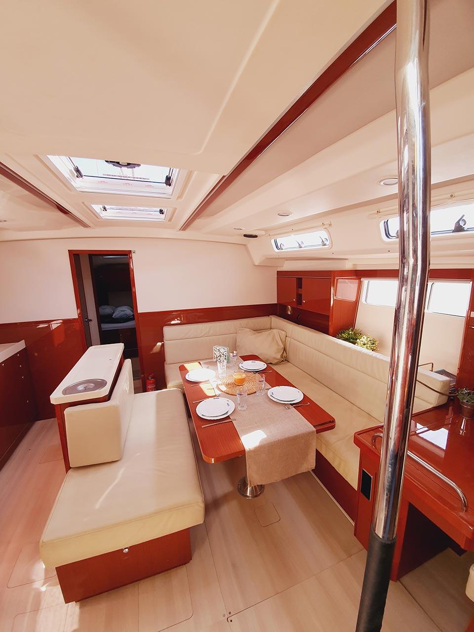 Sailing yacht 