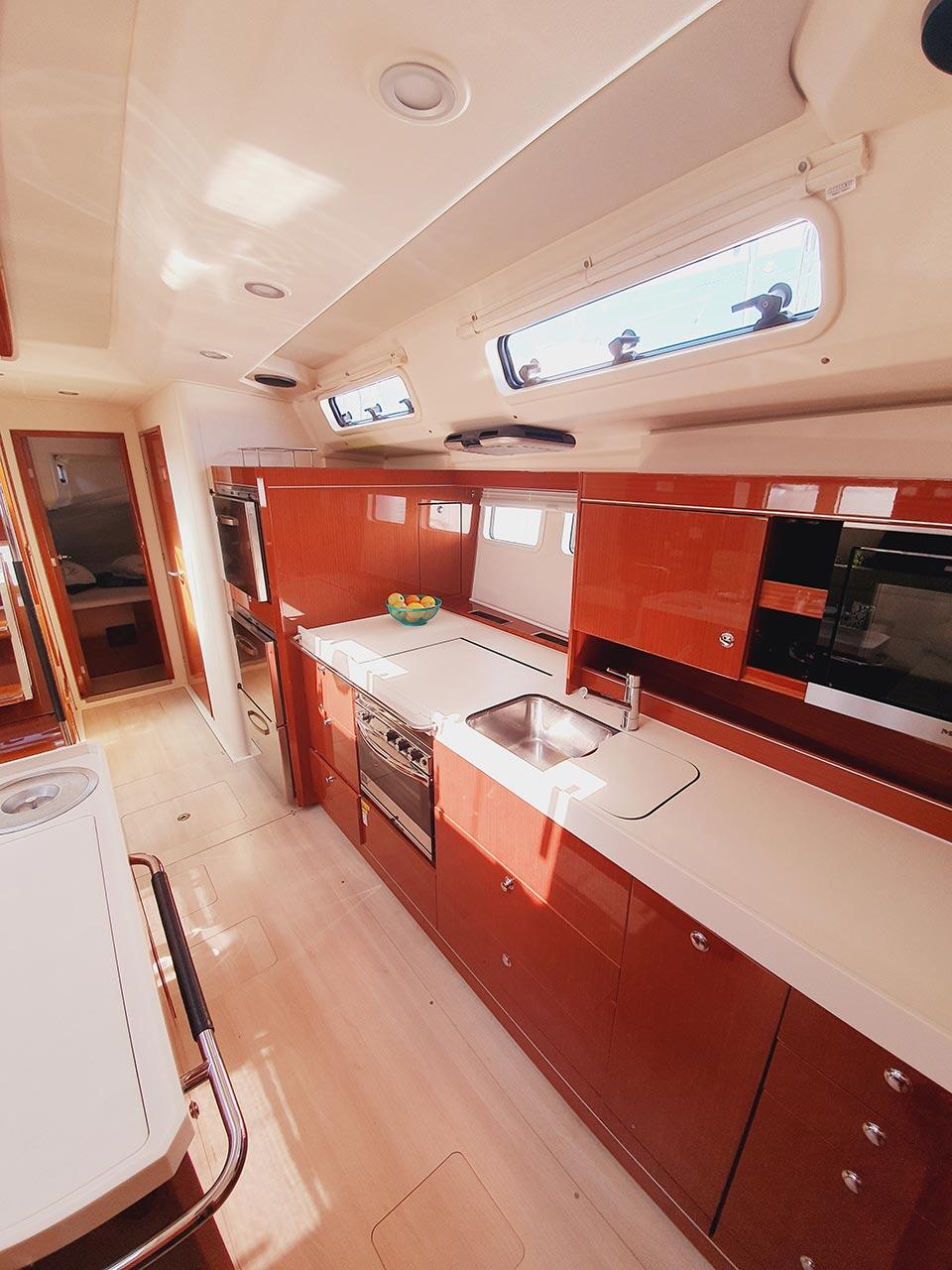 Sailing yacht 