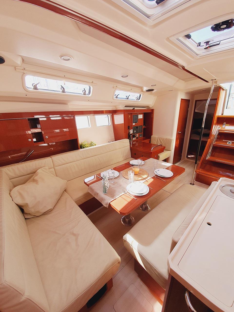 Sailing yacht 