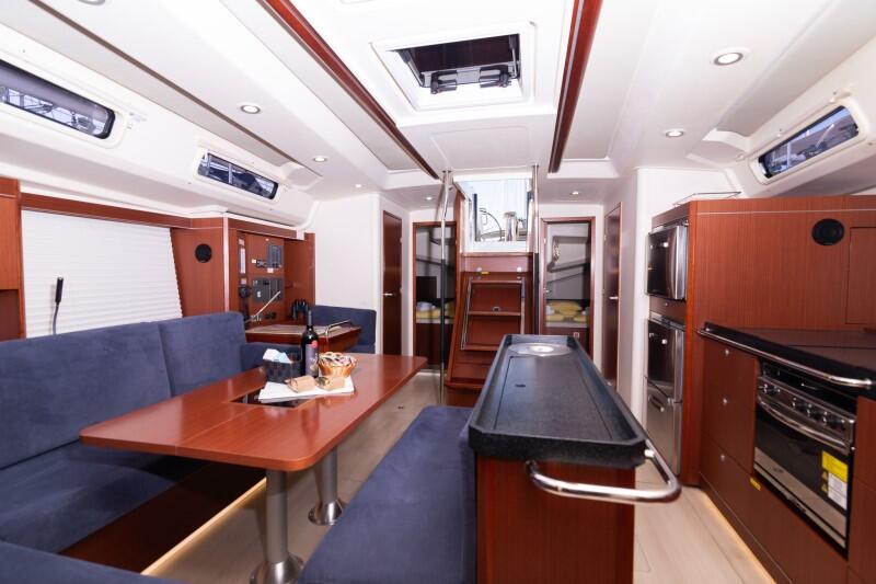 Sailing yacht 