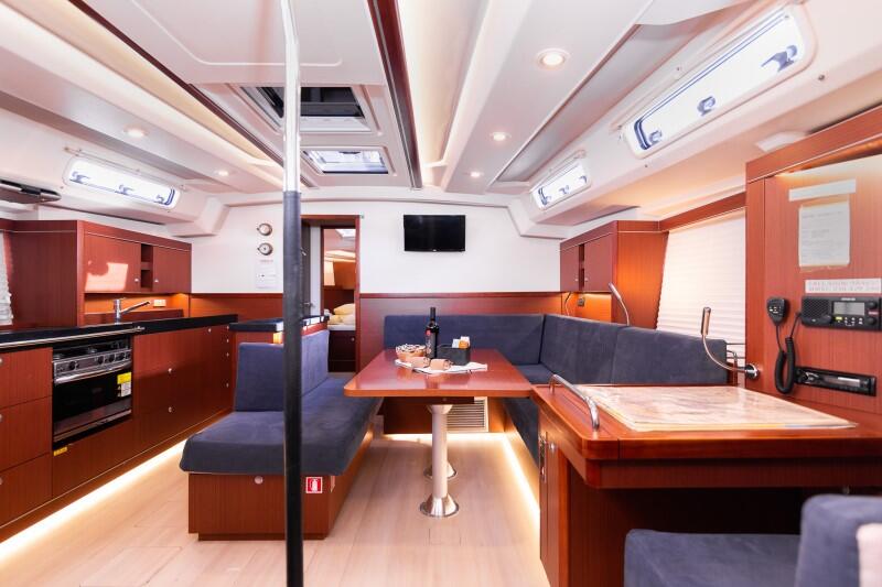 Sailing yacht 