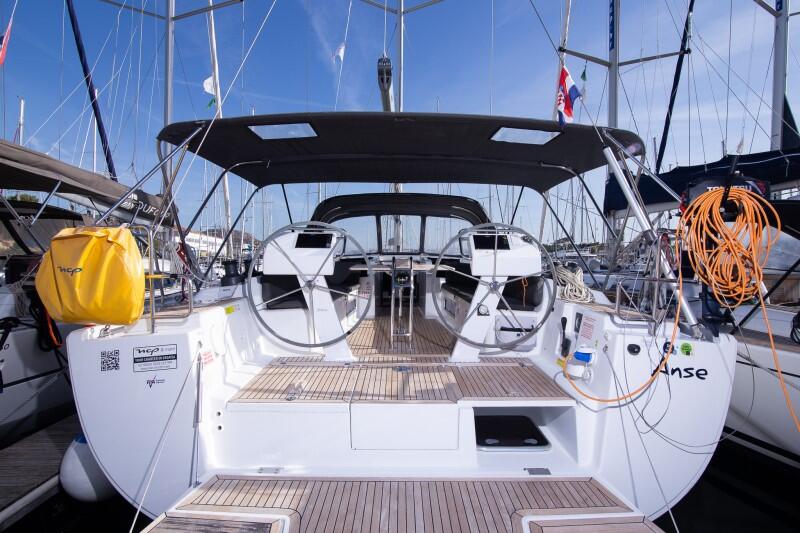 Sailing yacht 