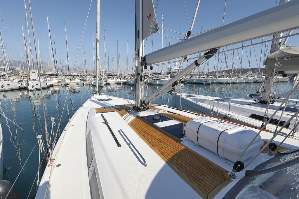 Sailing yacht 