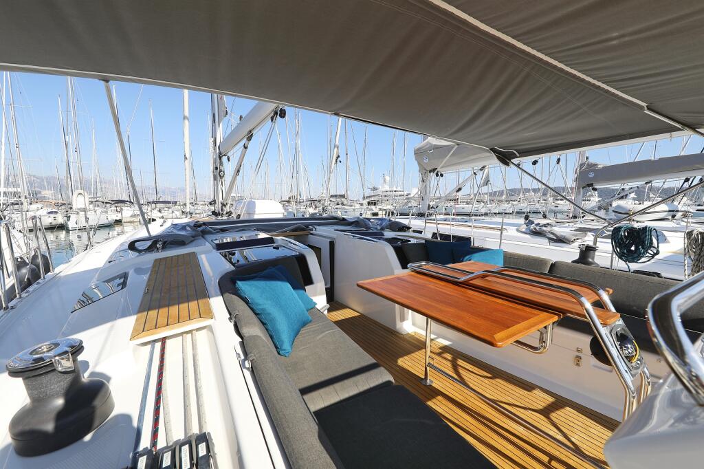 Sailing yacht 