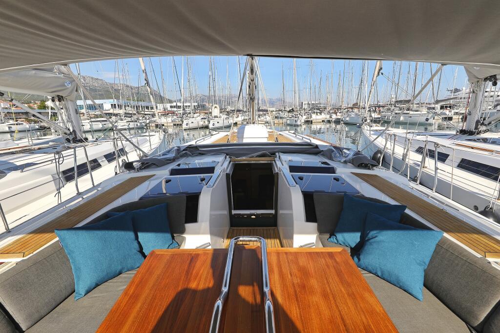 Sailing yacht 