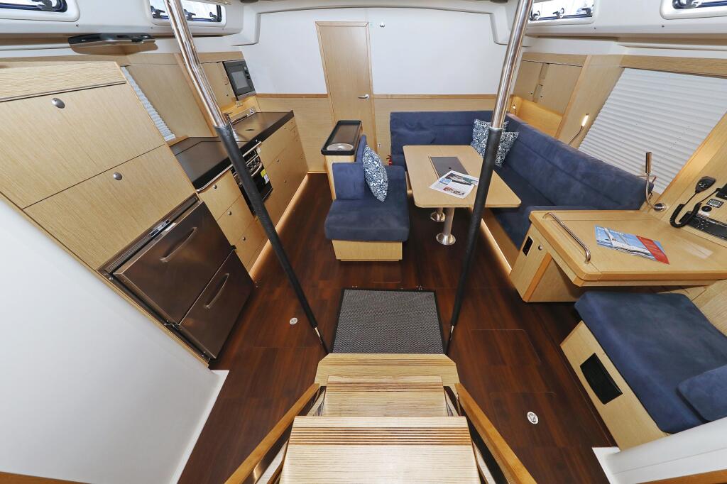 Sailing yacht 
