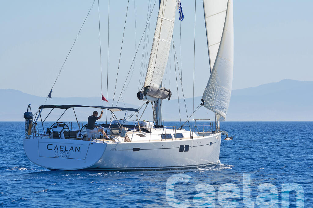 Sailing yacht 