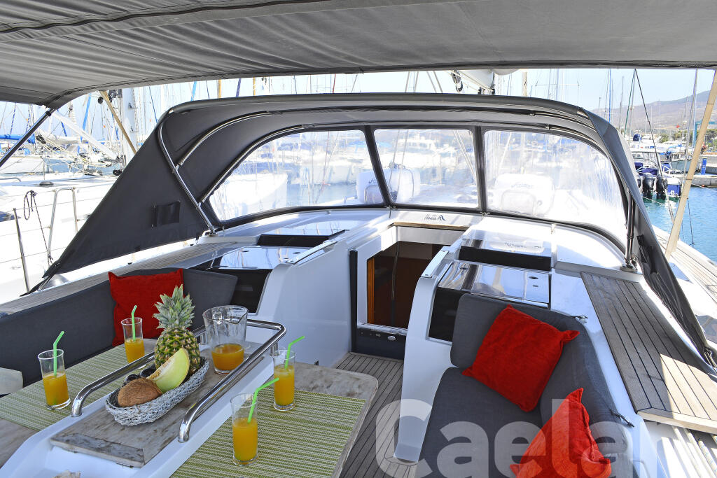 Sailing yacht 