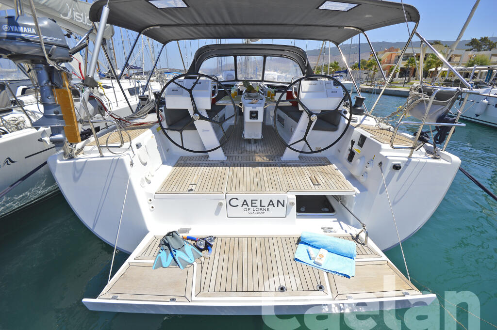 Sailing yacht 