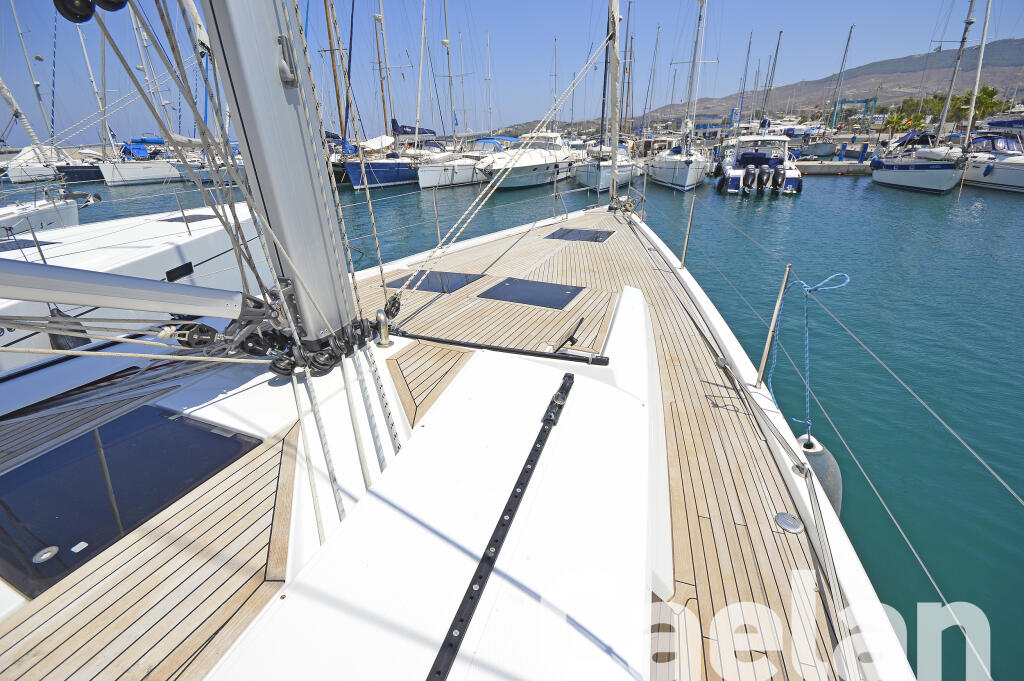 Sailing yacht 