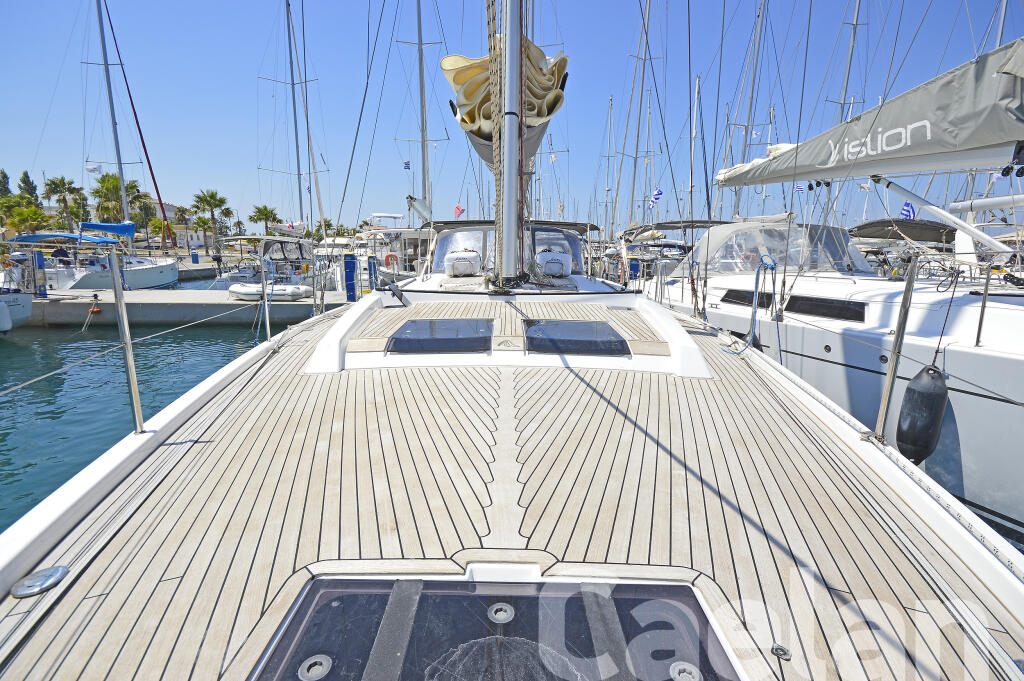 Sailing yacht 