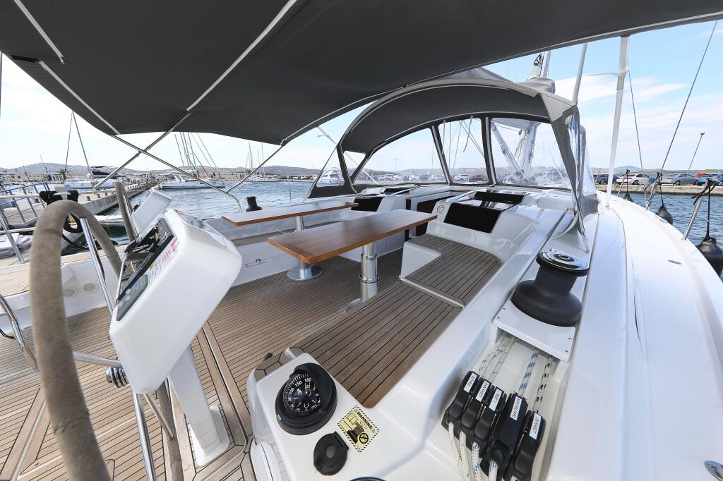 Sailing yacht 