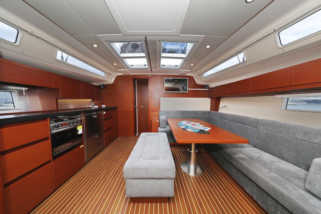 Sailing yacht 