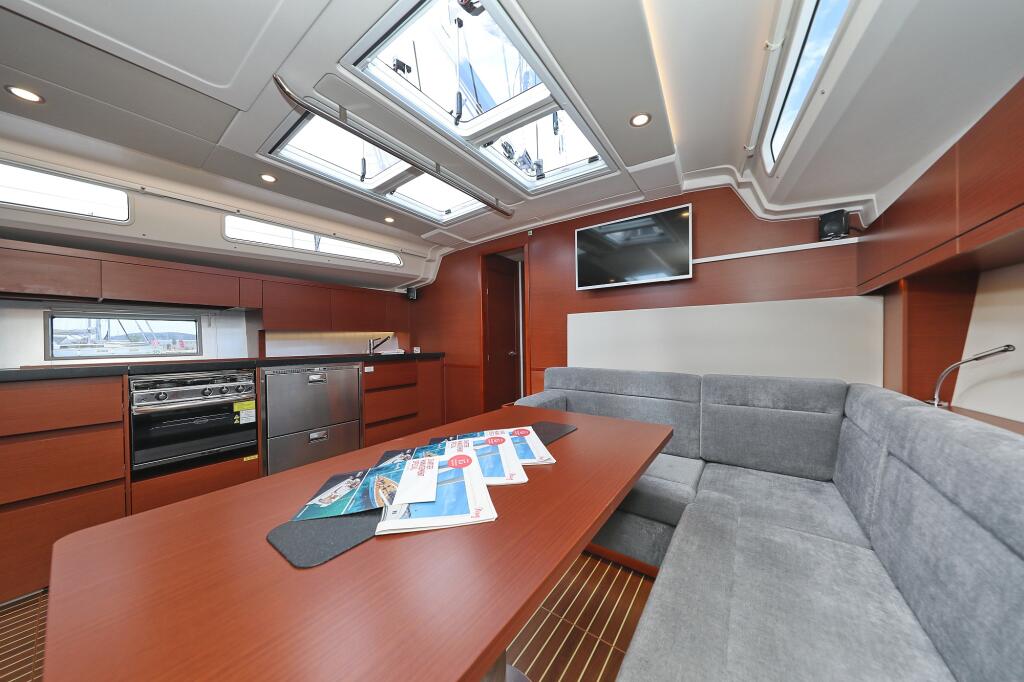 Sailing yacht 