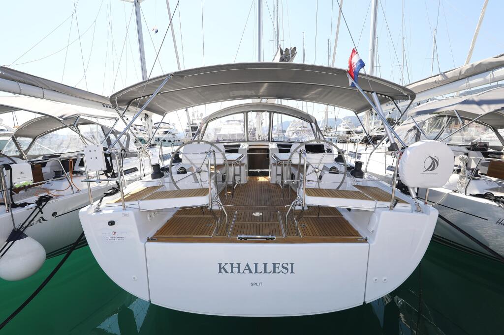 Sailing yacht 