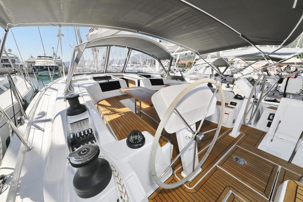 Sailing yacht 