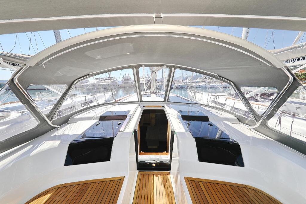 Sailing yacht 