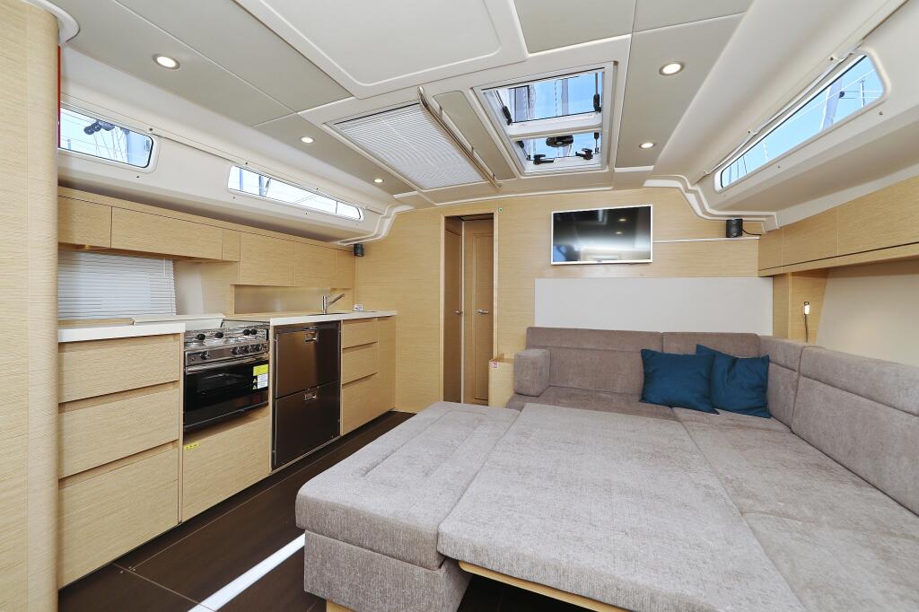 Sailing yacht 