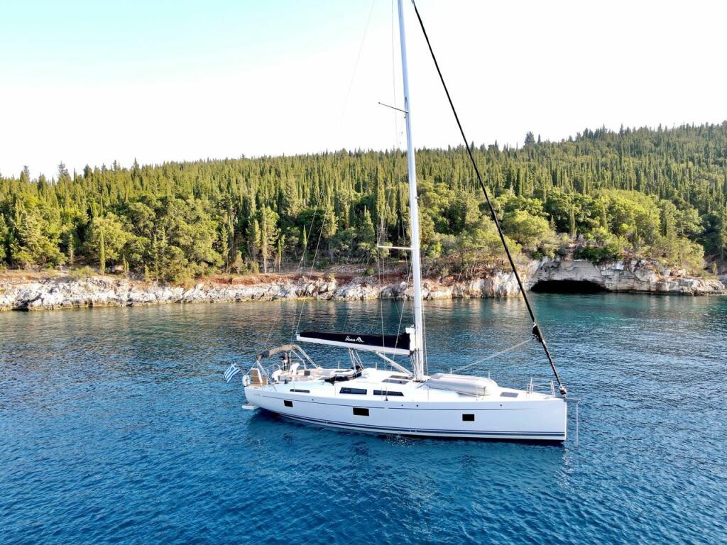 Sailing yacht 