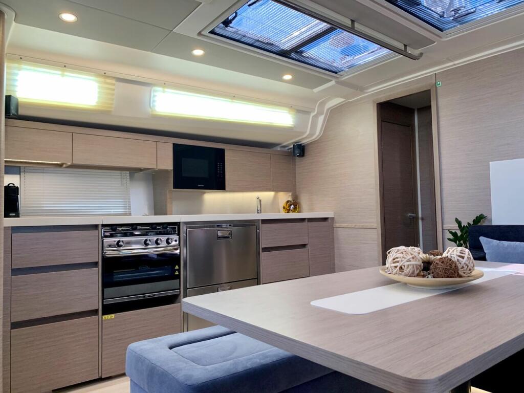 Sailing yacht 