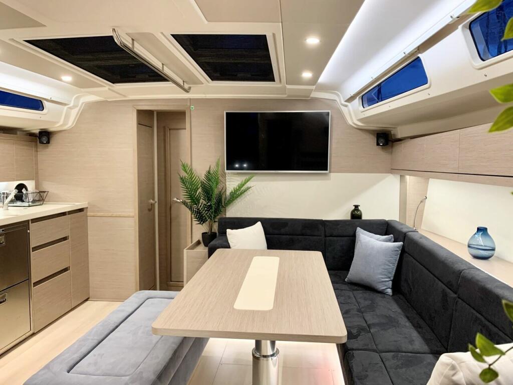 Sailing yacht 