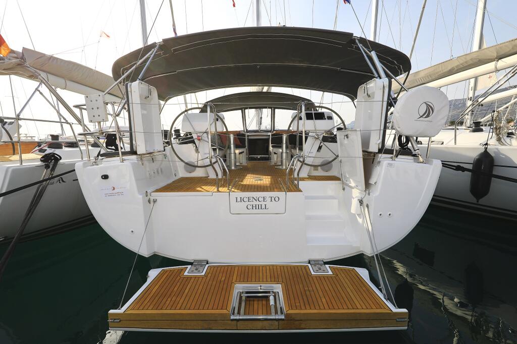 Sailing yacht 