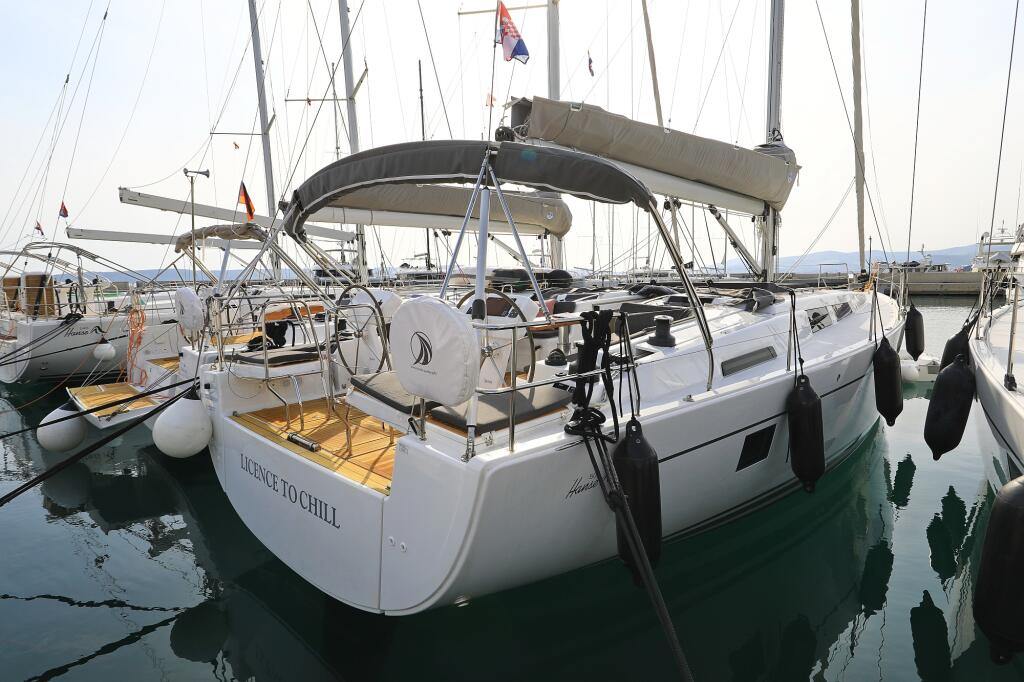 Sailing yacht 