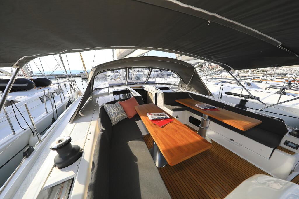 Sailing yacht 