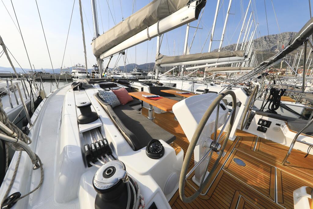 Sailing yacht 