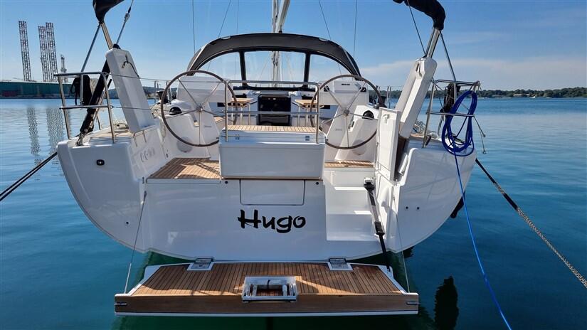 Sailing yacht 