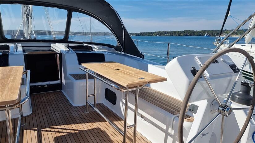 Sailing yacht 